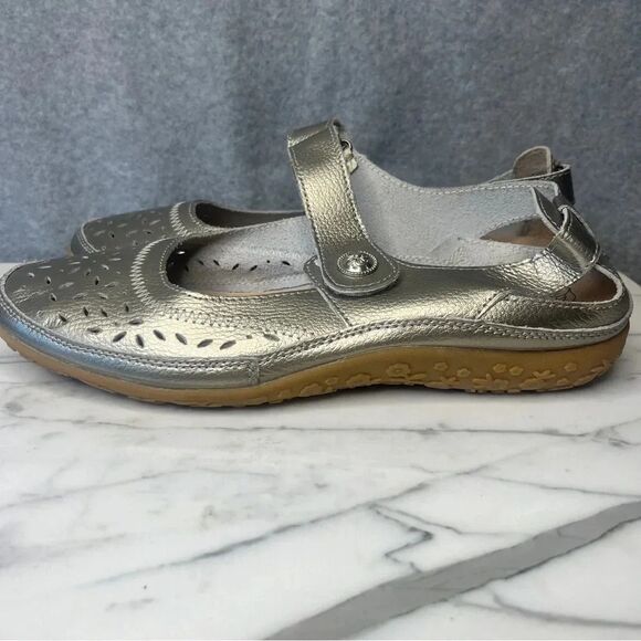 Women's Metallic Silver Mary Jane Shoes - Picture 4 of 9